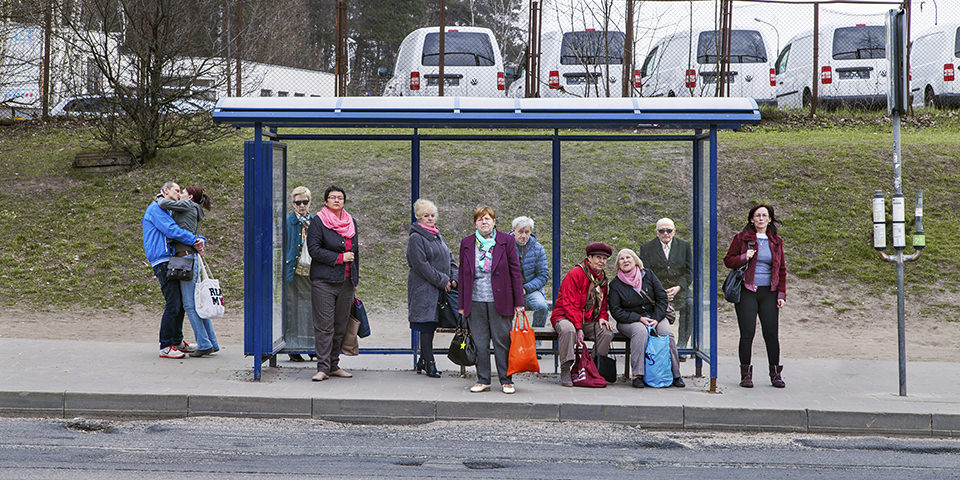 Menschen an einer Bushaltestelle
