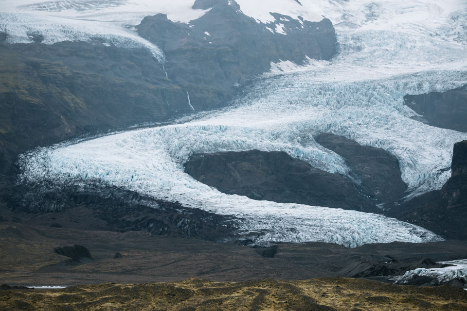 Ein Bergpanorama mit Eisflächen.