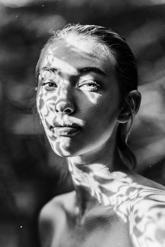 Ein Frauenportrait mit Schatten im Gesicht