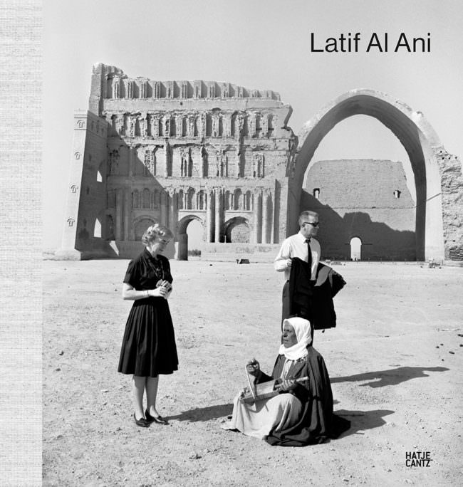 Buchcover Bild in schwarzweiß mit drei Personen mit Ruine im Hintergrund.