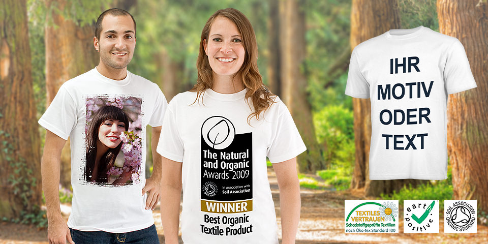 Ein junger Mann und eine junge Frau vor Naturhintergrund mit bedruckten T-Shirts