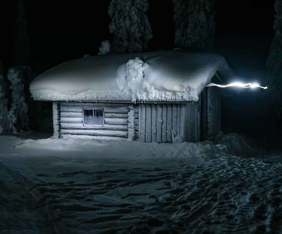 Verschneite Hütte