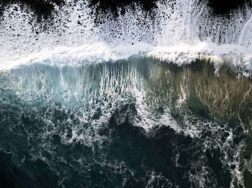 Schäumende Wellen auf dem Meer.
