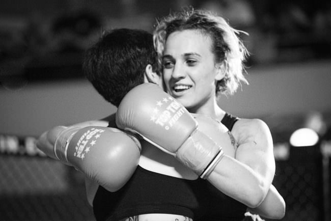Zwei Boxerinnen umarmen sich