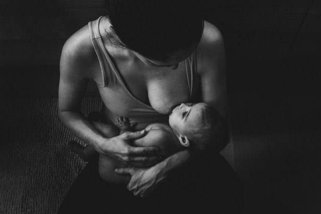 Eine Frau stillt ein Baby