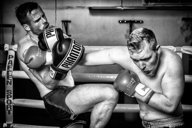 Zwei Boxer im Kampf.