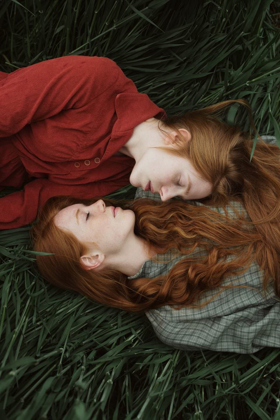 Zwei Frauen im Gras