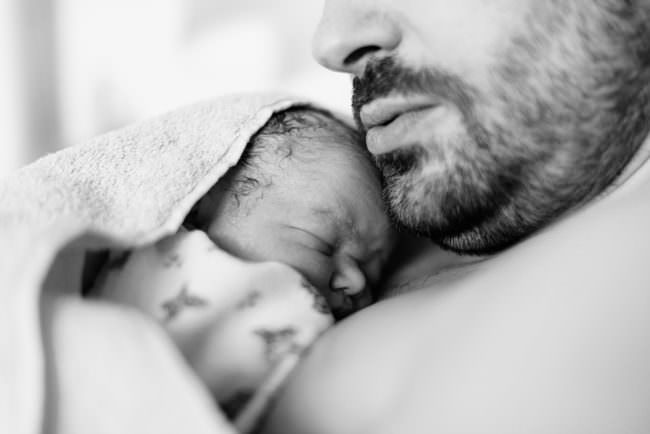 Mann mit Neugeborenem