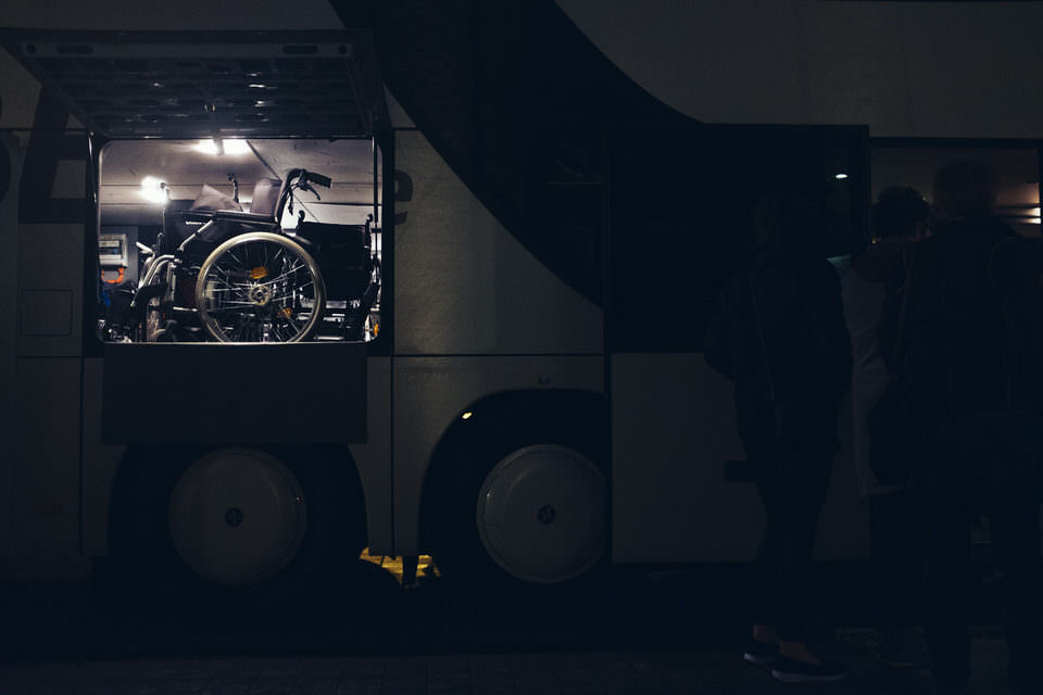 Rollstuhl im Reisebus
