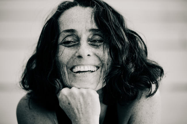 Portrait einer lachenden Frau.