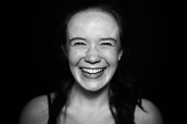 Portrait einer jungen, lachenden Frau.