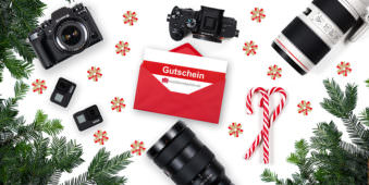 Kamerazubehör und Gutscheinumschlag mit weihnachtlicher Dekoration