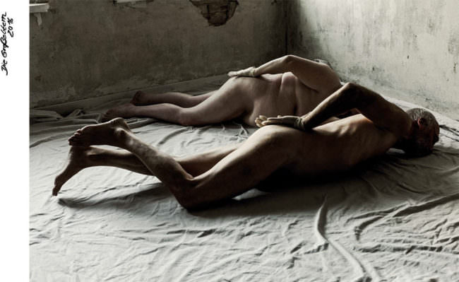 Zwei Menschen liegen nackt auf einem Bett