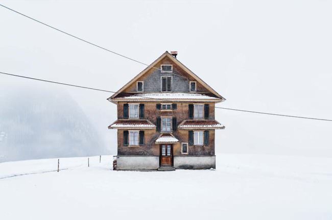 isoliertes Haus im Schnee