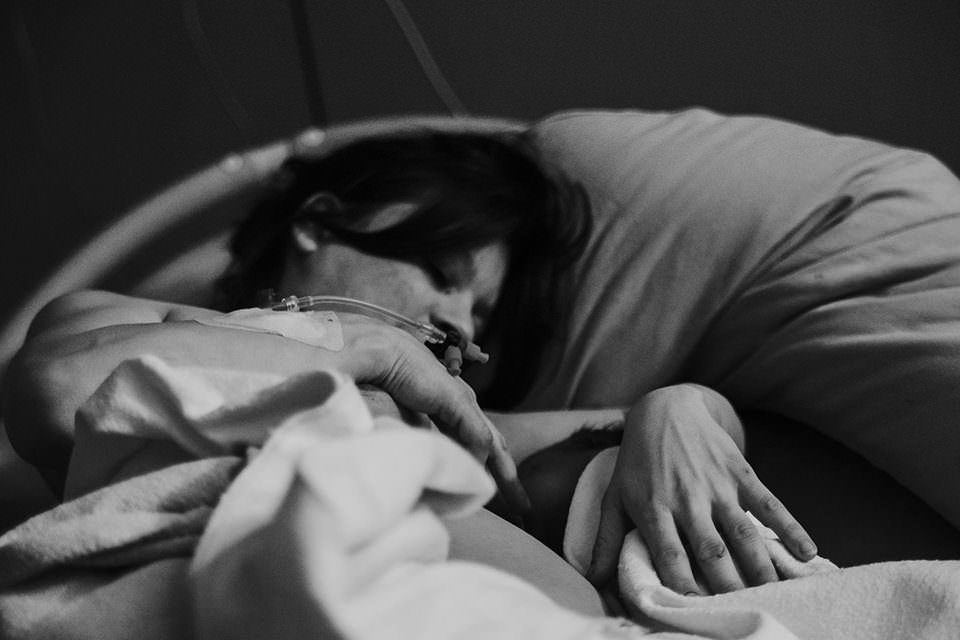 Frau im Krankenhausbett beim Stillen