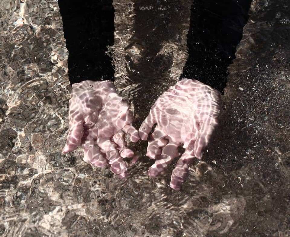 Hände im Wasser