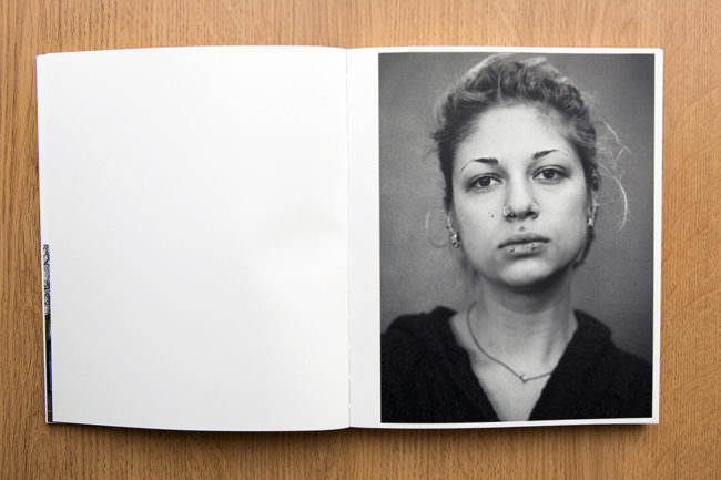 Aufgeschlagenes Buch mit schwarzweißem Frauenportrait