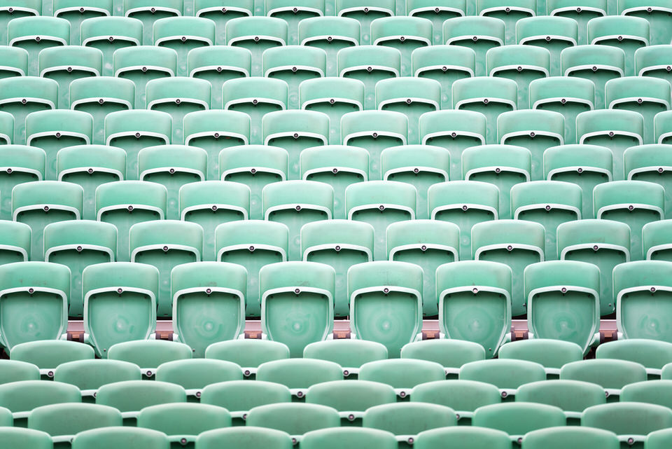 Stühle im Stadion