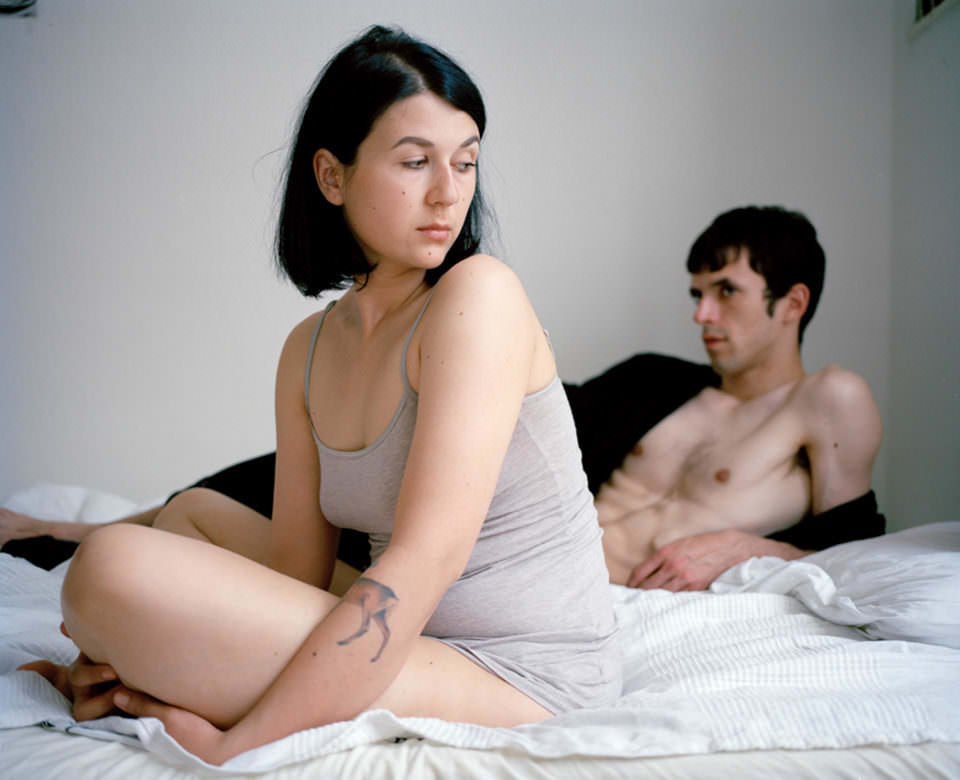 Eine Frau und ein Mann auf einem Bett