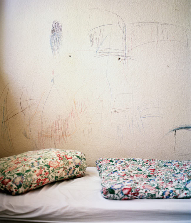 Wand neben einem Bett mit Gekrakel