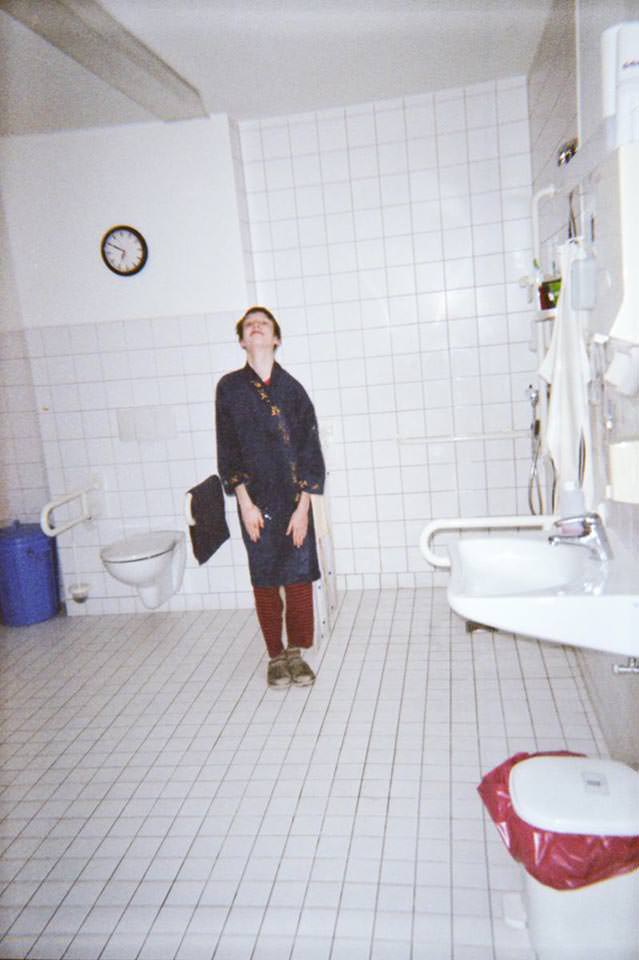Person in einem Badezimmer