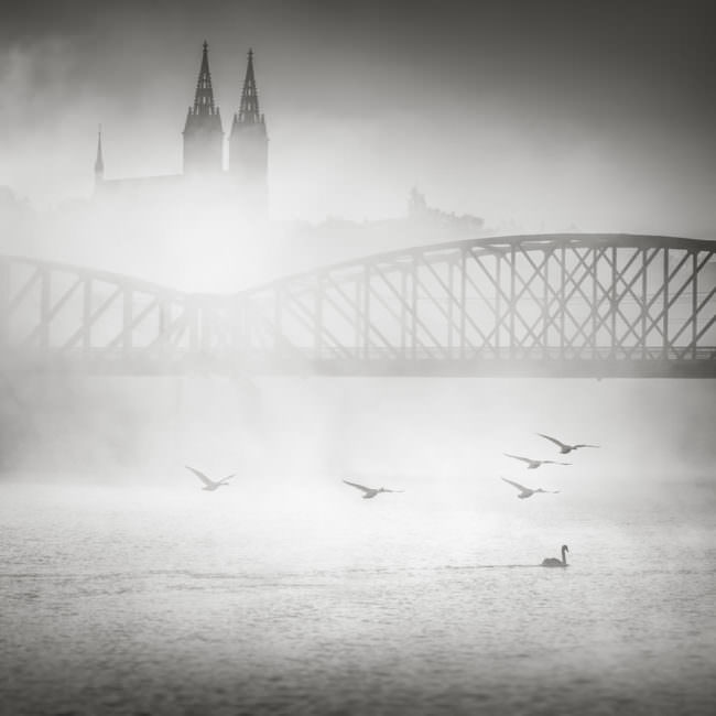 Brücke und Kirche im Nebel