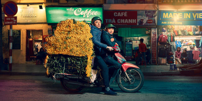 Mann mit Blumen auf dem Motorrad