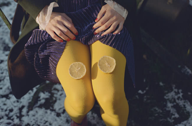 Zitronenscheiben auf Beinen in gelber Strumpfhose