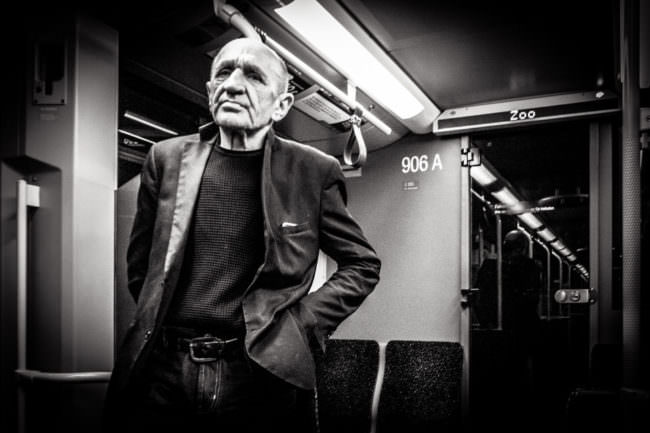 Mann in der U-Bahn