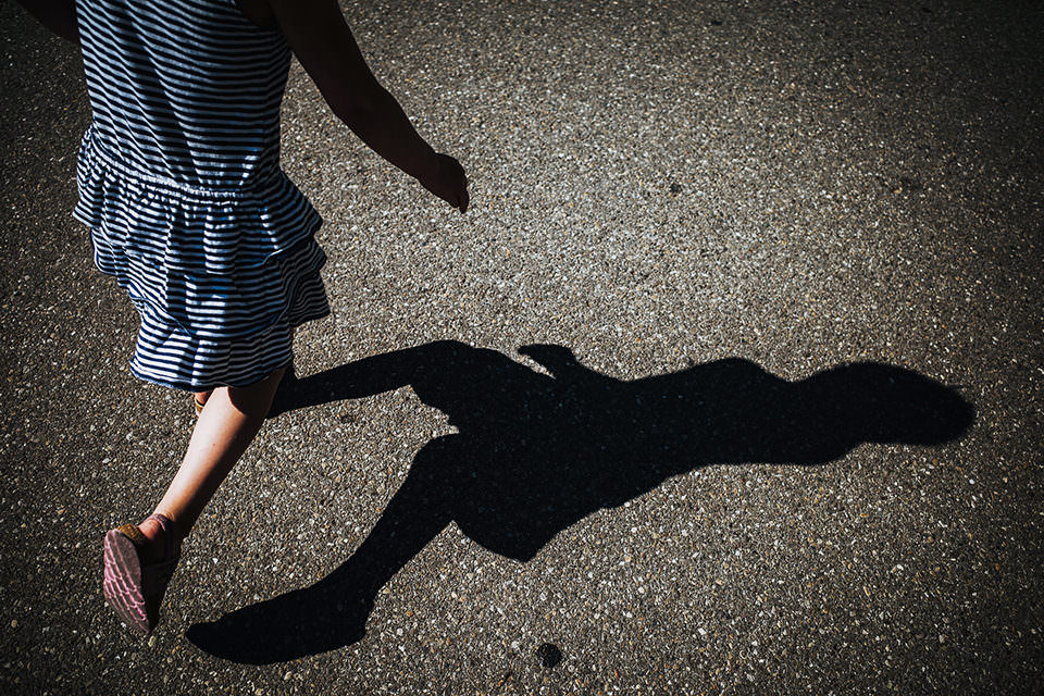 rennendes Kind mit Schatten