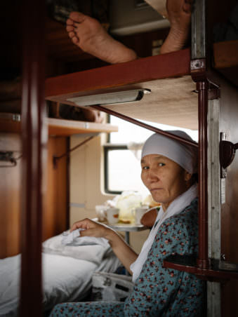 Frau in einem Schlafabteil im Zug
