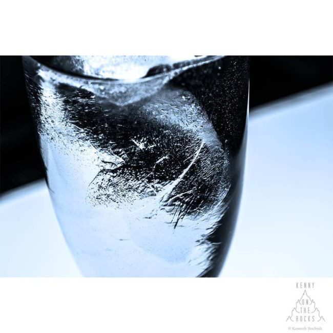 gefrorenes Wasser im Glas