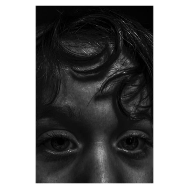 Closeup eines Gesichts mit Locken und Augen