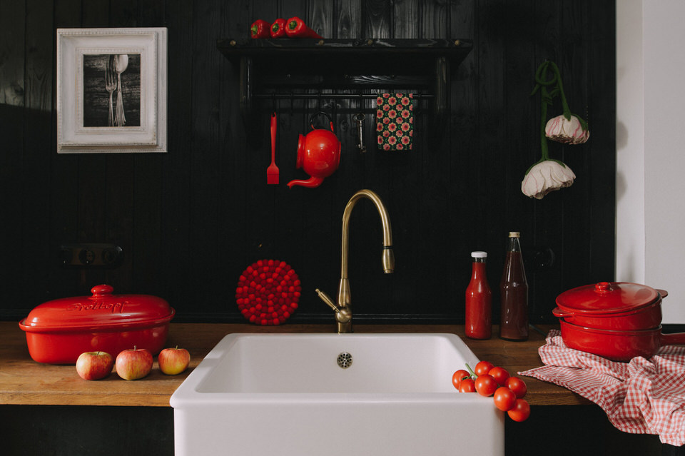 Küche mit roten Details