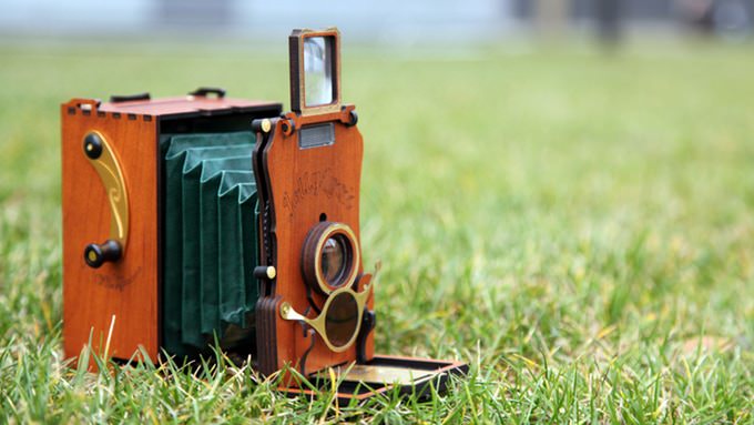 Kamera im Gras