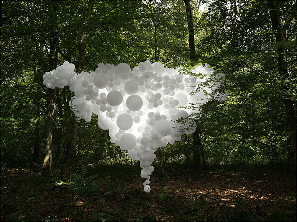 weiße Ballons im Wald