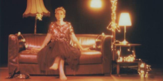 Polaroid Portrait Frau auf einem Sofa