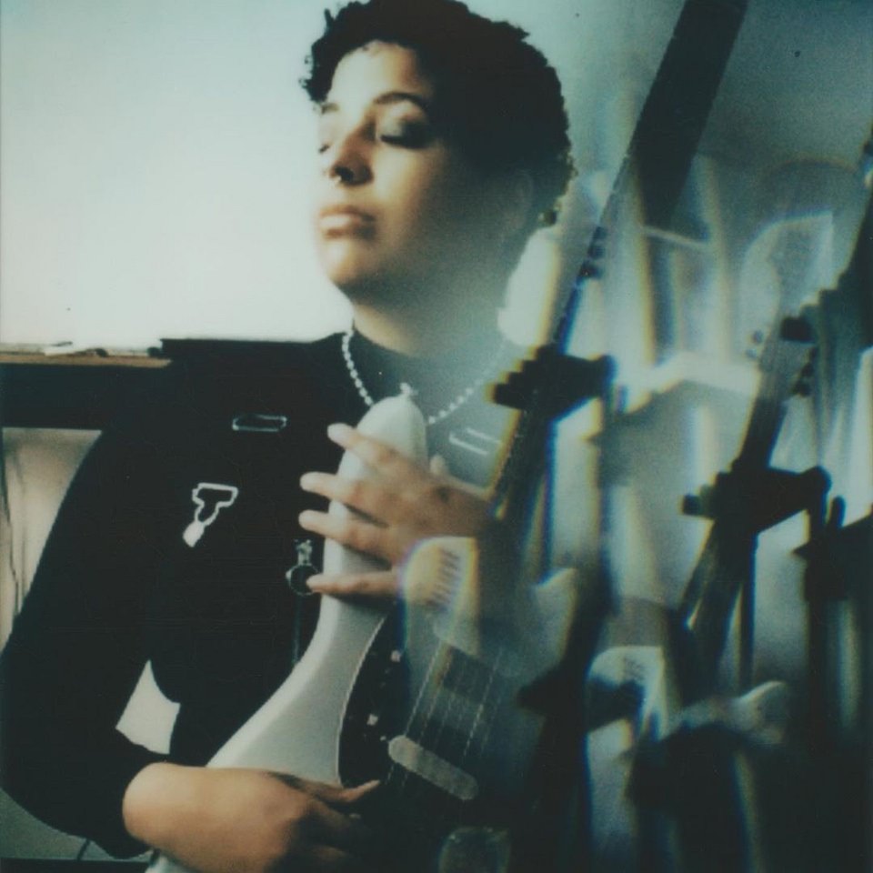 Polaroid Mehrfachbelichtung Frau hält Gitarre im Arm