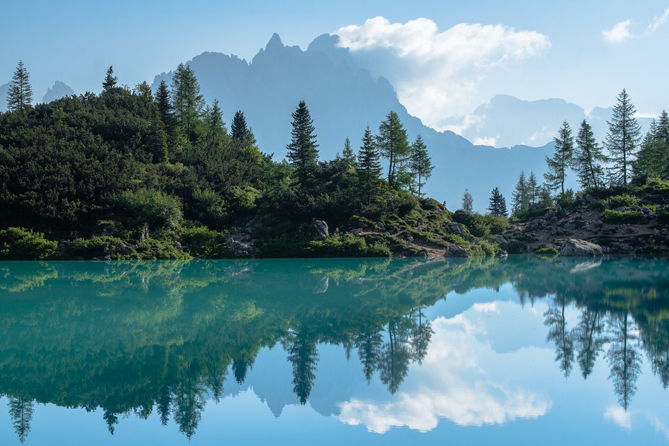 Eine Landschaft spiegelt sich in einem See