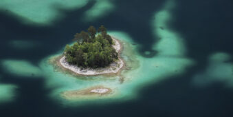Insel in blauem Meer