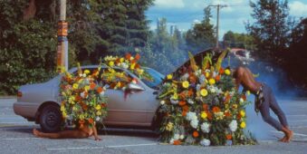 Ein mit Blüten gefülltes Auto auf einem Parkplatz.