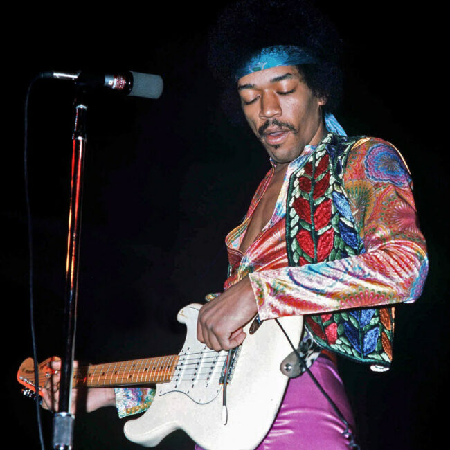 Jimi Hendrix mit Gitarre auf einer Bühne