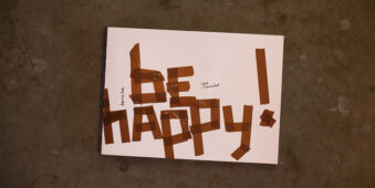 Buchcover mit der Aufschrift "Be happy"