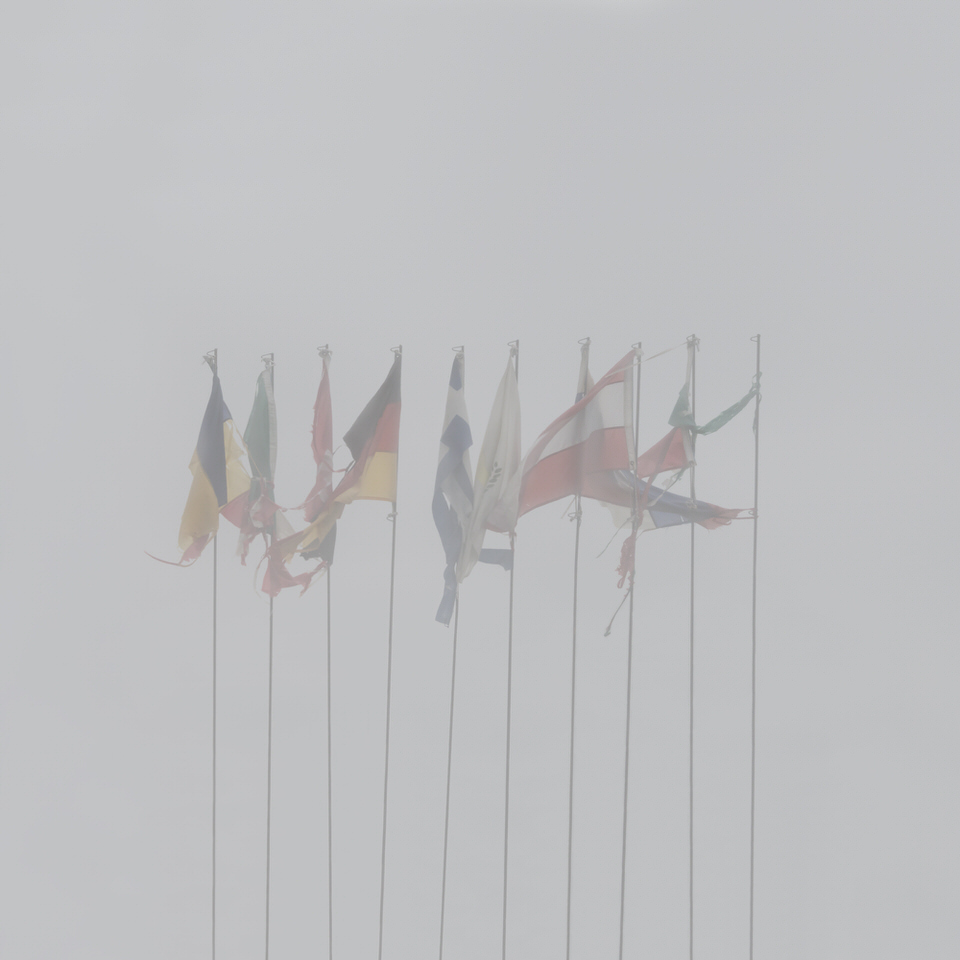 Flaggen im Nebel