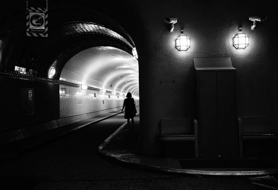 Mensch geht in einen Tunnel