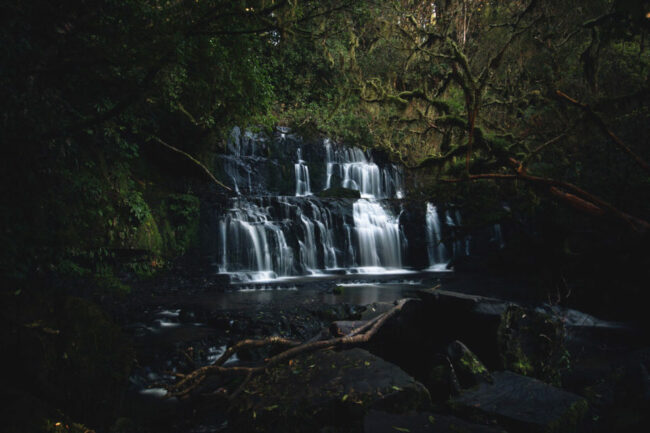 Wasserfall in einem Wald