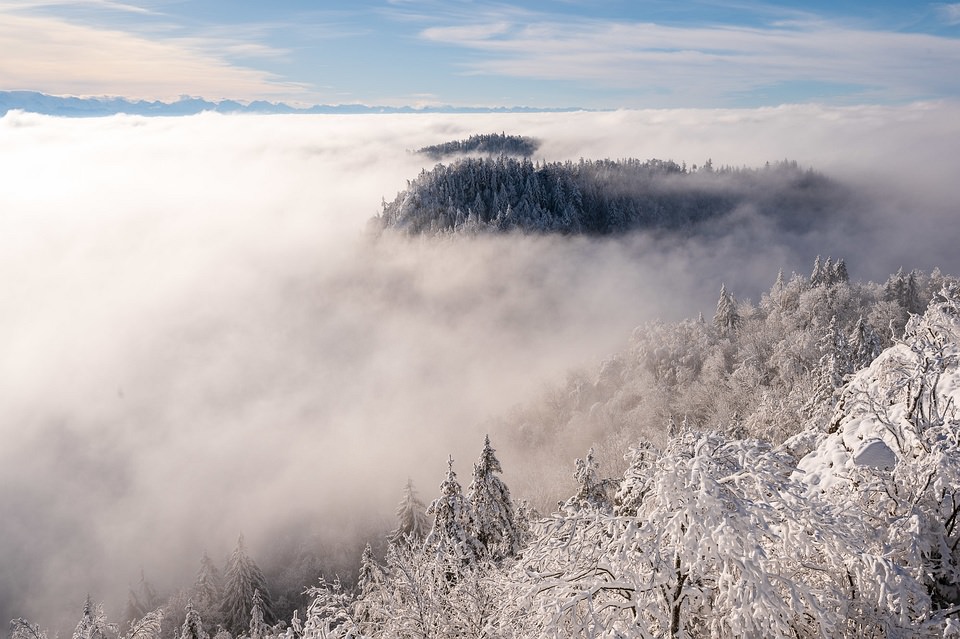 Winterlandschaft über tiefhängenden Wolken