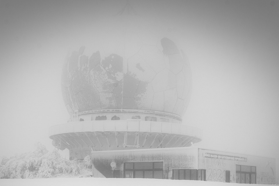 Radarstation im Nebel