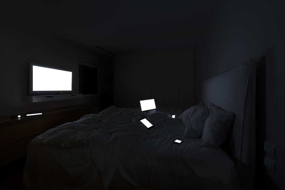 Bett mit hellen Monitoren