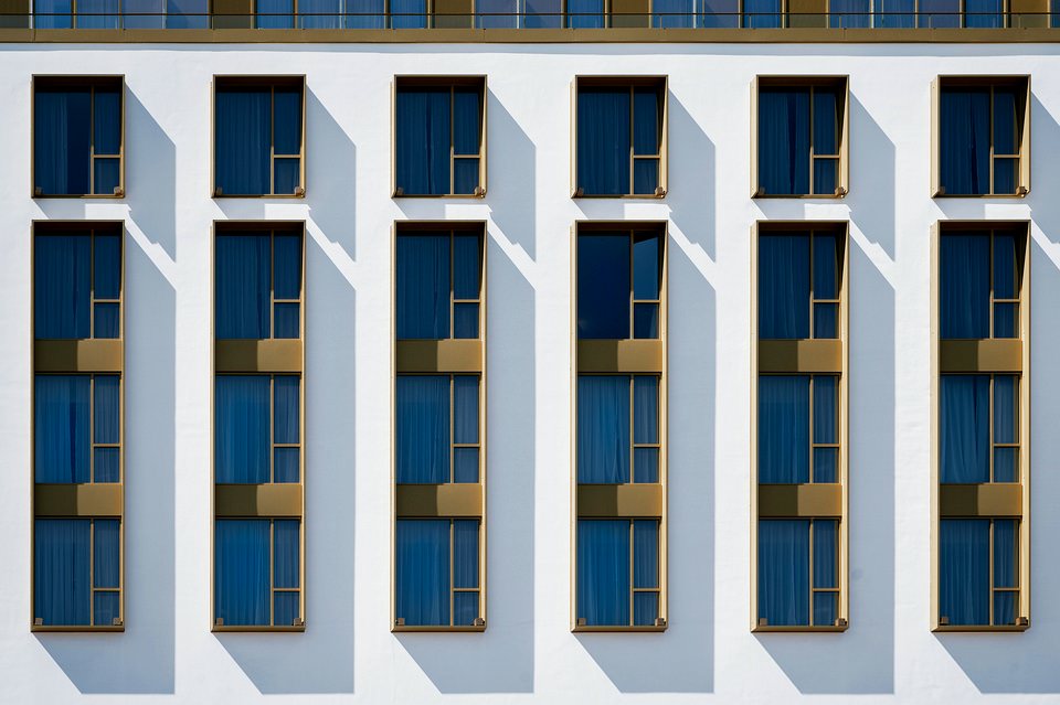 Schatten an Fenstern einer Fassade